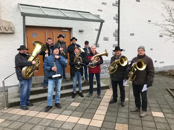 Weihnachten 2018 – Gruppenfoto vor der Kirche